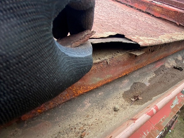 金属トタン屋根錆と腐食で浮いた軒先